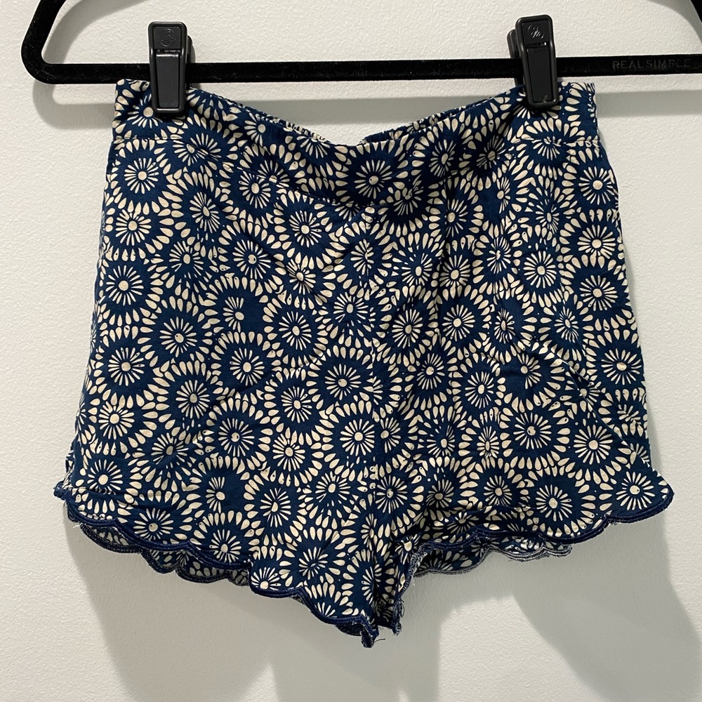 Boutique print shorts size M blue and off white/cream Rumor Boutique